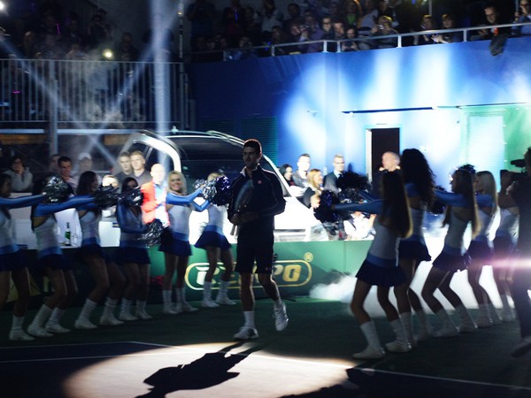Srbský tenista si po príchode na kurt vyslúžil obrovské ovácie publika