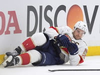 VIDEO Akoby už nebolo dosť smoly: Škaredé zranenie v NHL, Florida sa obáva o svojho kapitána