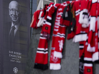 Na legendu sa nezabúda: United si pred zápasom s Kodaňou uctil pamiatku Bobbyho Charltona