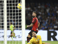 VIDEO Milánu nestačili ani dva góly veterána Girouda, neuveriteľný obrat na Sardínii