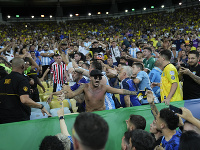 VIDEO Šialene choré scény z Brazílie: Na tribúnach sa strhlo peklo, Messi nechcel nastúpiť