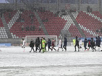 FOTO Tona snehu a bojové podmienky: Niké liga pod bielou prikrývkou, zápas museli prerušiť