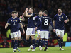 Hráči Škótska oslavujú gól