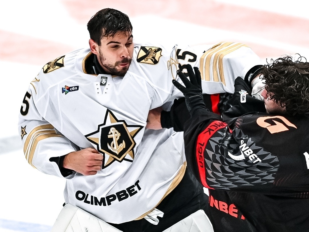 Slovakのゴールキーパー提督Vladivostok AdamHúskaは、OMSKのAndrejMišurでKHLで殺されました