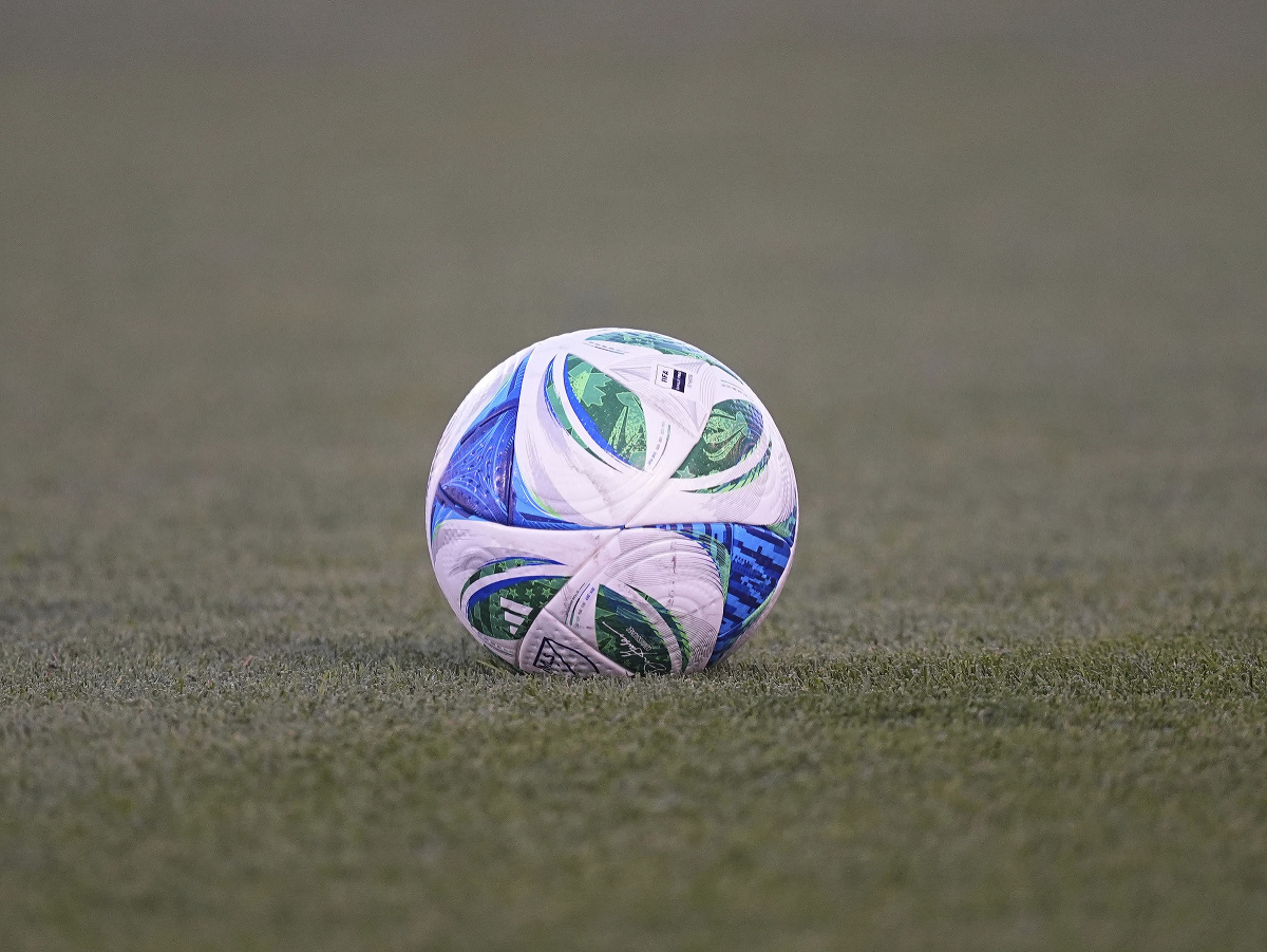 サッカー選手が試合中に首を骨折、麻痺の危険がある