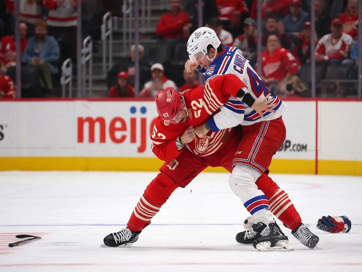 ニューヨーク・レンジャーズのチェコ人フォワード、ヤロスラフ・チェメラシュがNHLデビュー戦で喧嘩になった