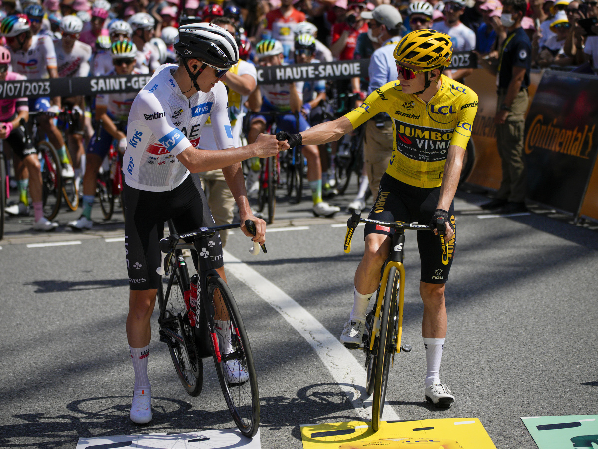 Na snímke dánsky cyklista Jonas Vingegaard v žltom drese vedúceho pretekára a  slovinský cyklista Tadej Pogačar 