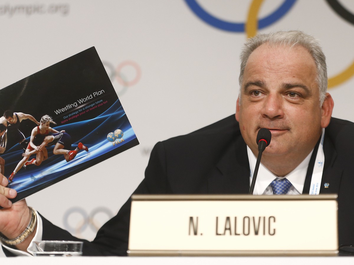 Nenad Lalovič s brožúrou bojových športov