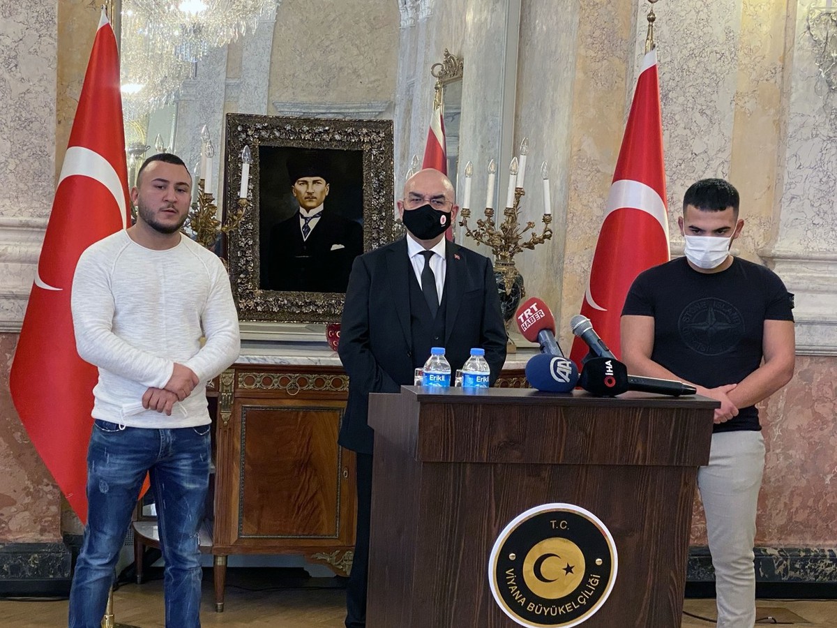 Mikail Özen (vľavo), Recep Tayyip Gültekin (vpravo) a ambasádor Ozan Ceyhun