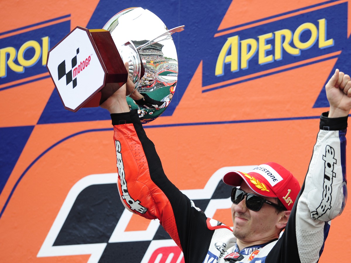Jorge Lorenzo drží svoju trofej po víťazstve na MotoGP