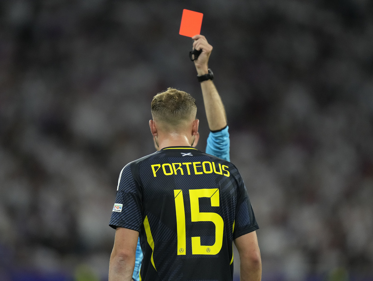 EURO 2024 選手権の開幕戦での残忍なファウルが結果をもたらす: スコットランドのサッカー選手はパン切れ