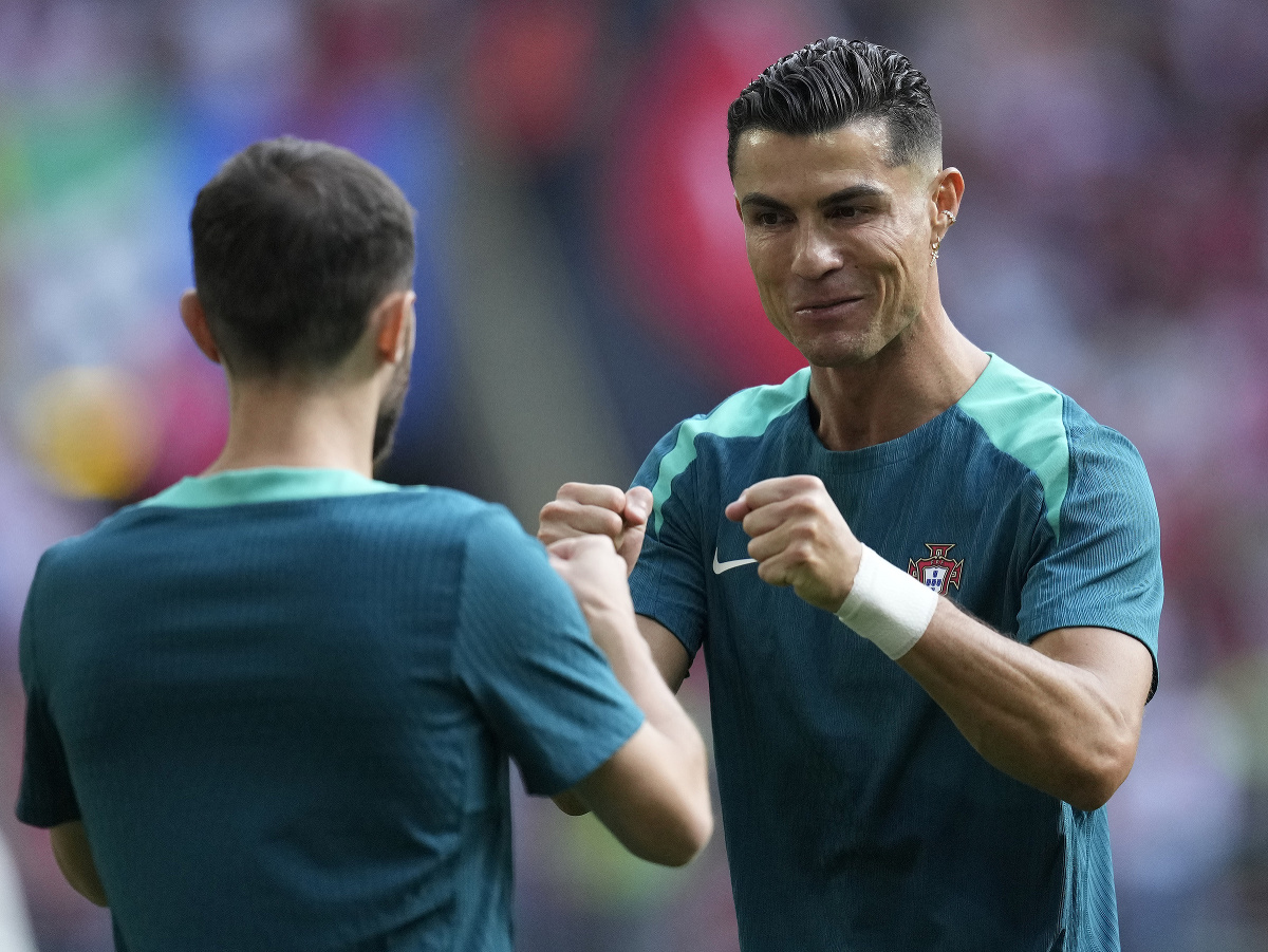 EURO 2024 サッカーはこうあるべきだ：試合中断後のクリスティアーノ・ロナウドの大きなジェスチャー