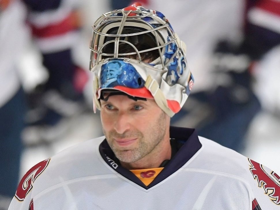 チェコフットボールの伝説のための充実した人生の夢：PetrchechがNHLスターを捉えています