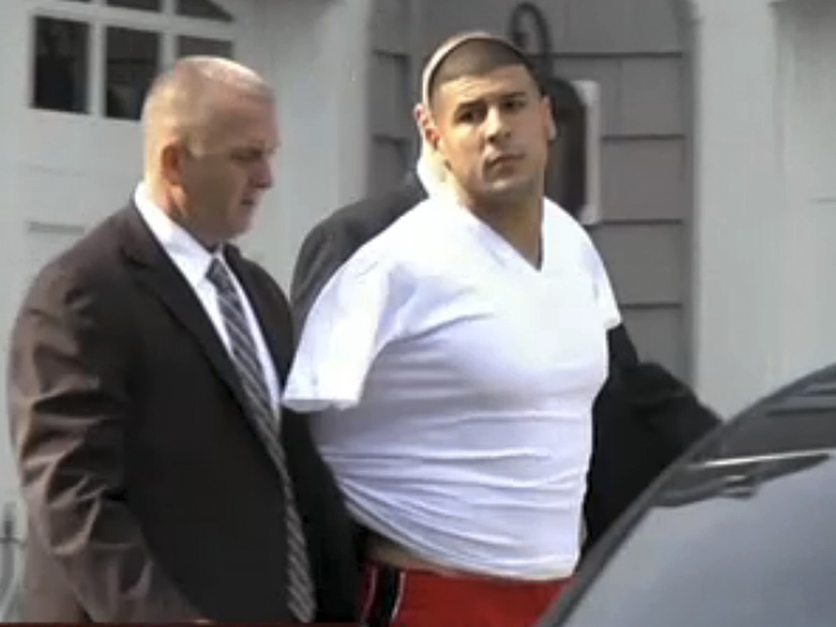 Aarona Hernandeza čaká súd az dvojnásobnú vraždu