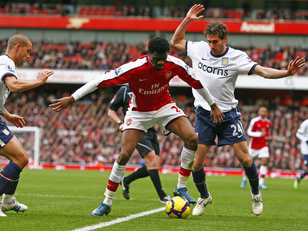 Abou Diaby manévruje s loptou medzi hráčmi Aston Villy
