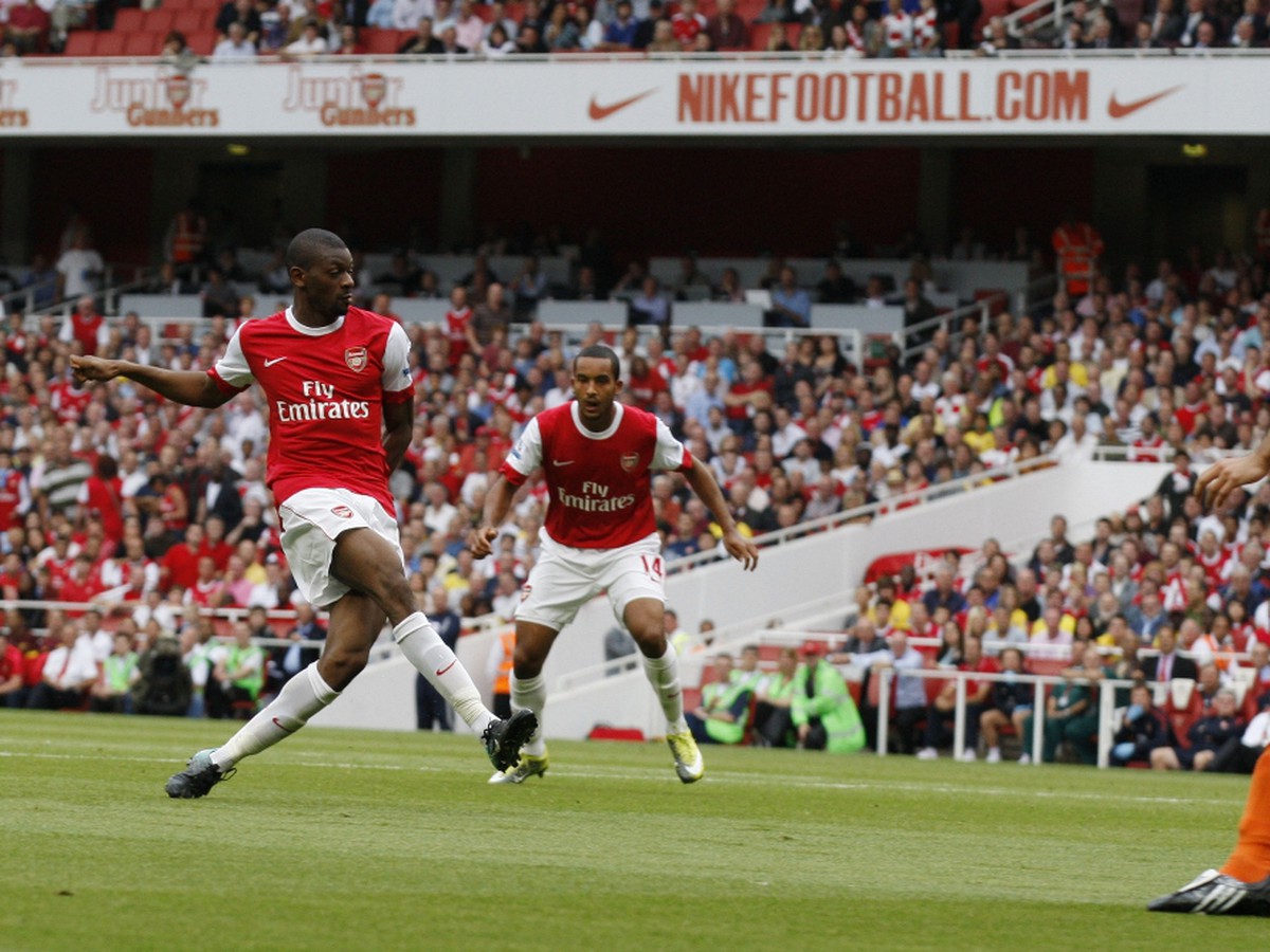 Abou Diaby (vľavo)