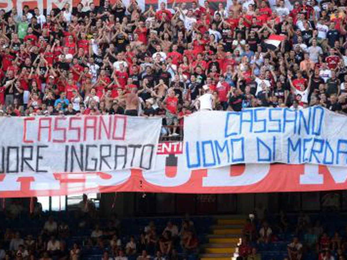 Fanúšikovia AC Miláno vytiahli transparenty proti Cassanovi