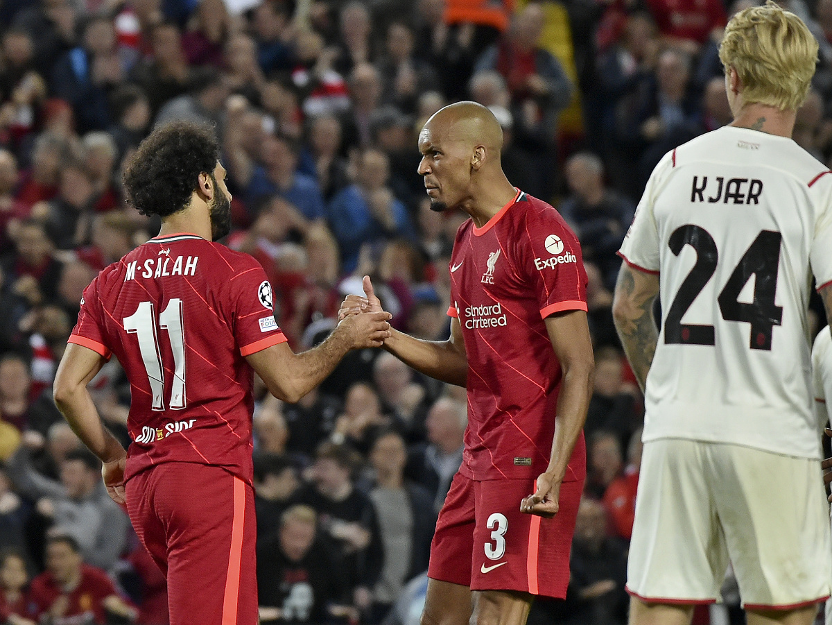 Mohamed Salah a Fabinho oslavujú gól Liverpoolu