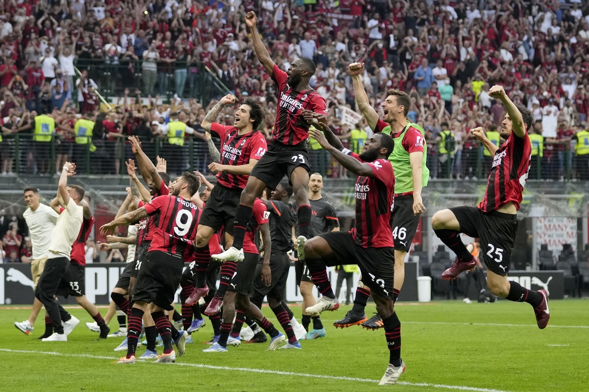 Hráči AC Miláno oslavujú víťazstvo s fanúšikmi