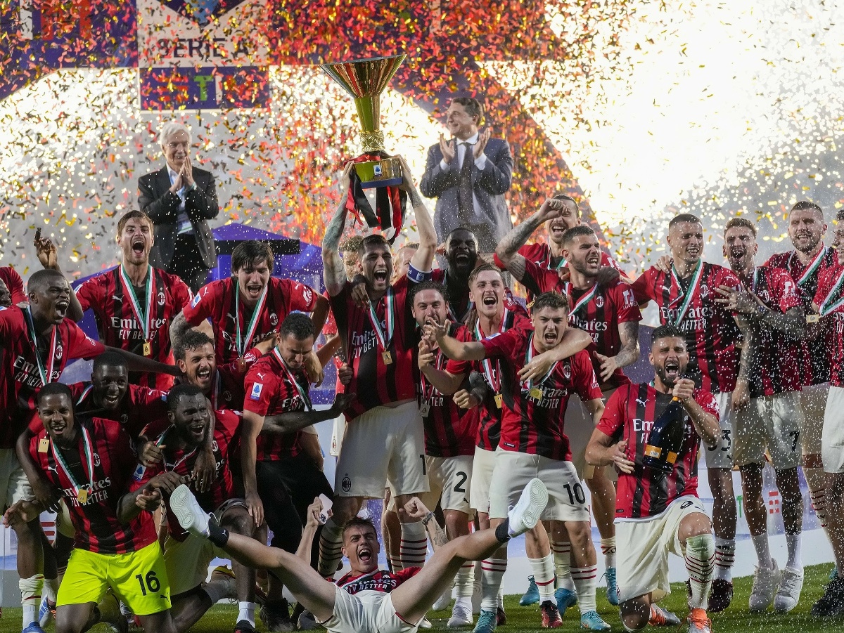 Futbalisti AC Miláno držia trofej po zisku titulu talianskej Serie A