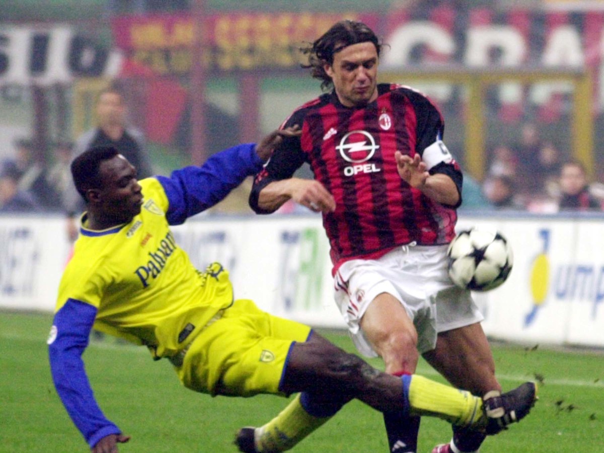Paolo Maldini v súboji s Ghančanom Johnom Mensahom z Chieva Verona