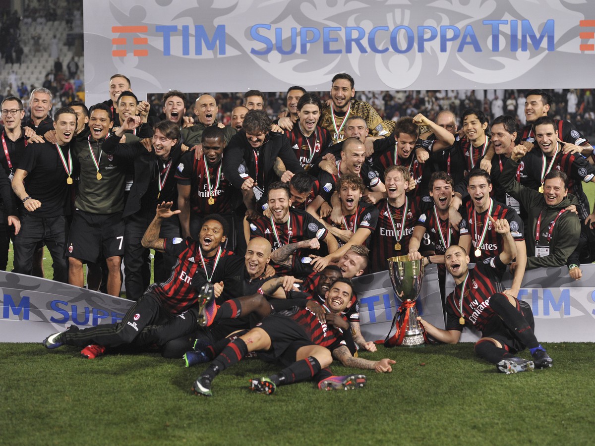 Hráči AC Milána so Slovákom Jurajom Kuckom sa radujú zo zisku Superpohára po tom, čo v jedenástkovom rozstrele zdolali hráčov Juventusu Turín 4:3