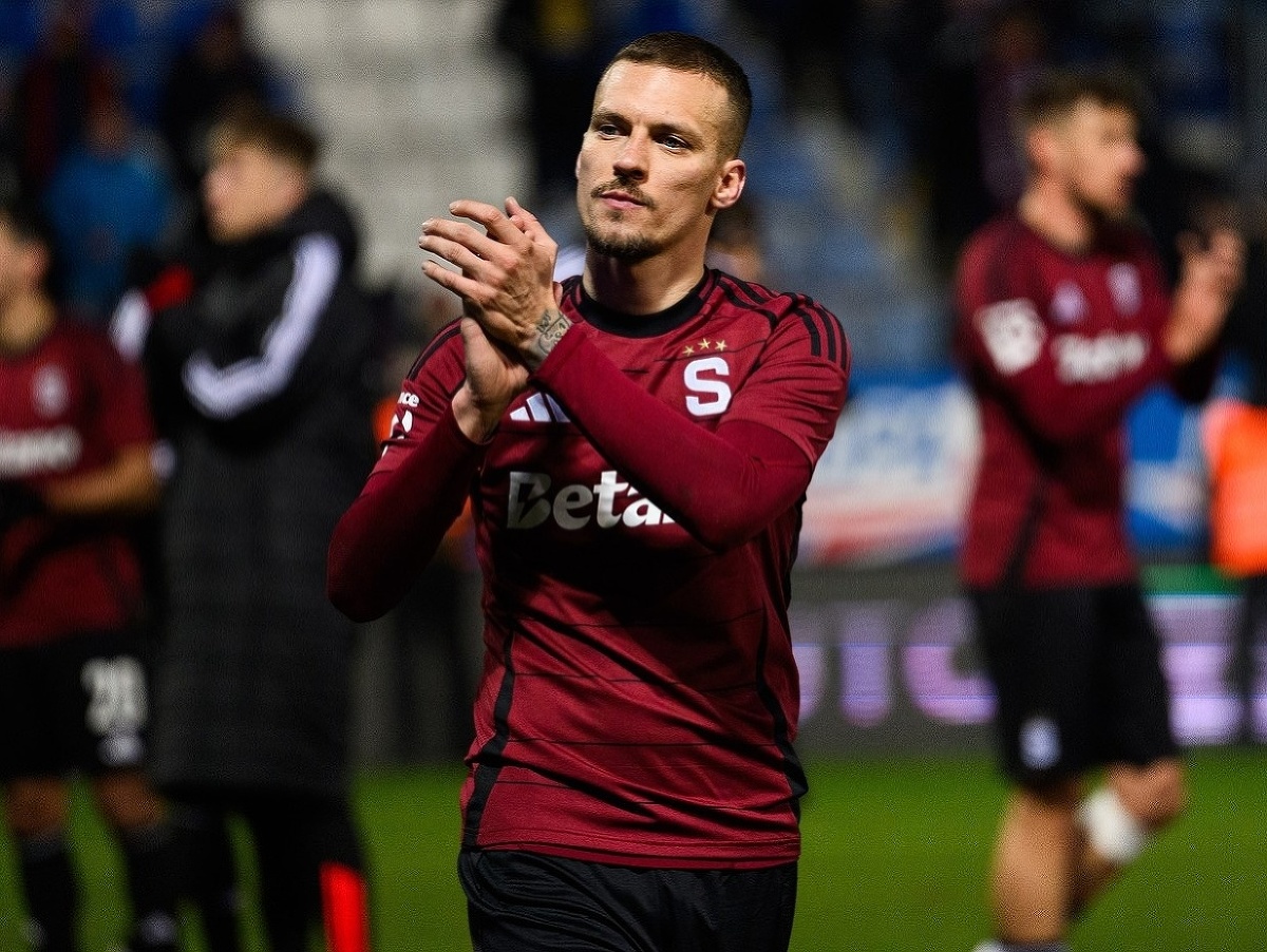 Lukáš Haraslín tlieska fanúšikom Sparty