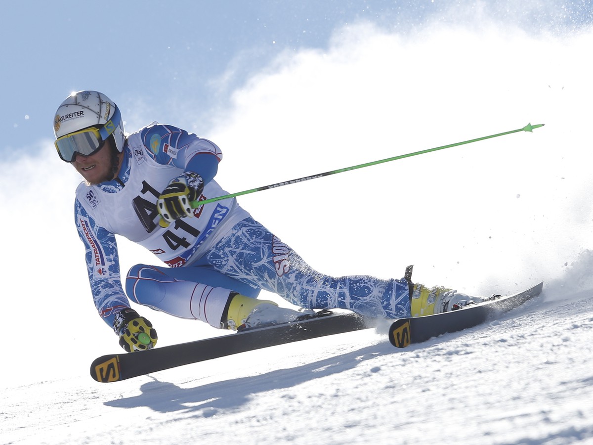 Slovenský alpský lyžiar Adam Žampa počas 1. kola obrovského slalomu na ľadovci v rakúskom Söldene