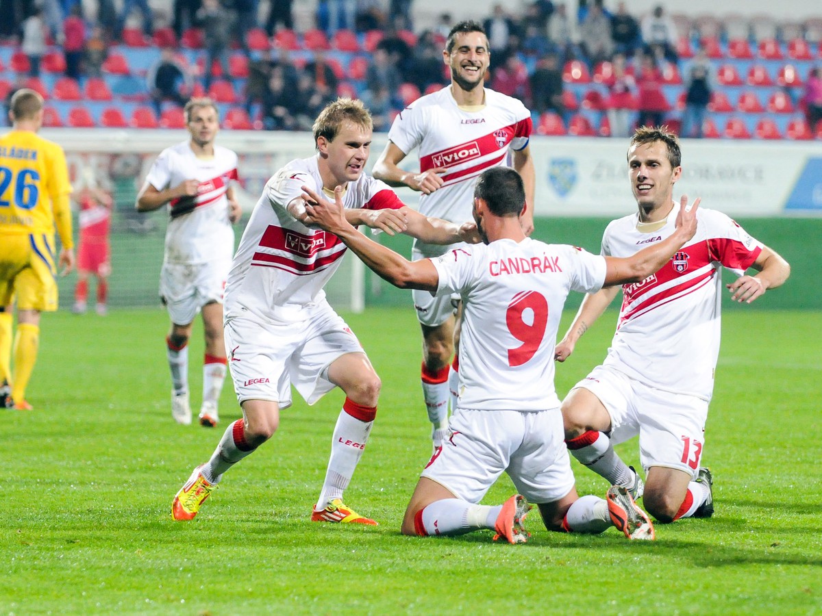 Adrián Candrák so spoluhráčmi oslavuje svoj gól