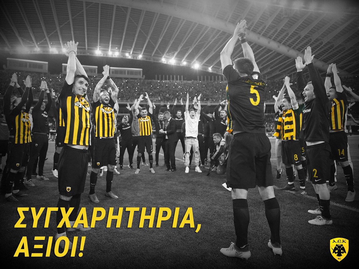 Radosť futbalistov AEK Atény po zisku titulu