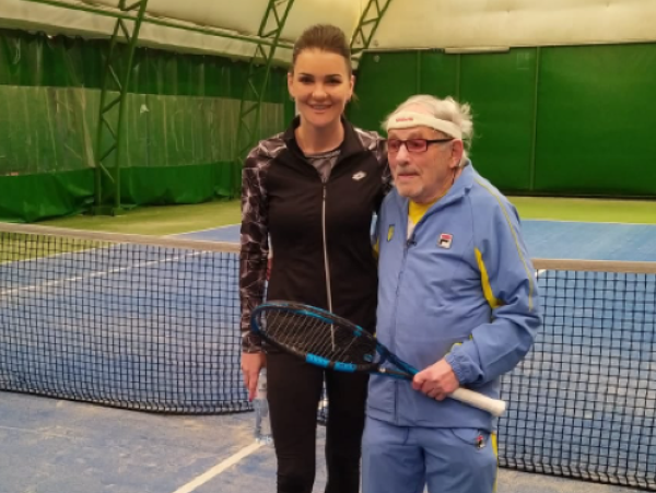 Bývalá svetová dvojka Agnieszka Radwaňská si totiž zahrala tenis s 98-ročným ukrajinským utečencom Leonidom Stanislawskim