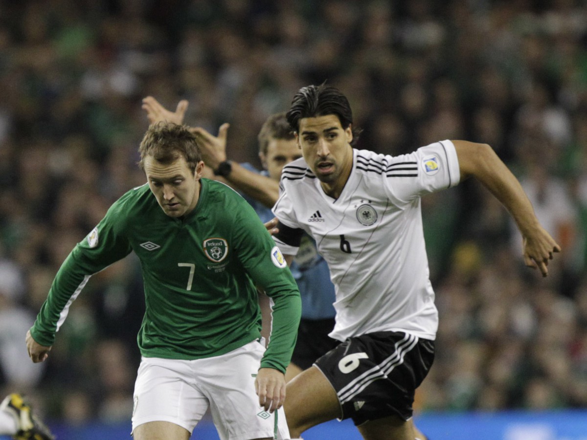 Sami Khedira (6) a Aiden McGeady