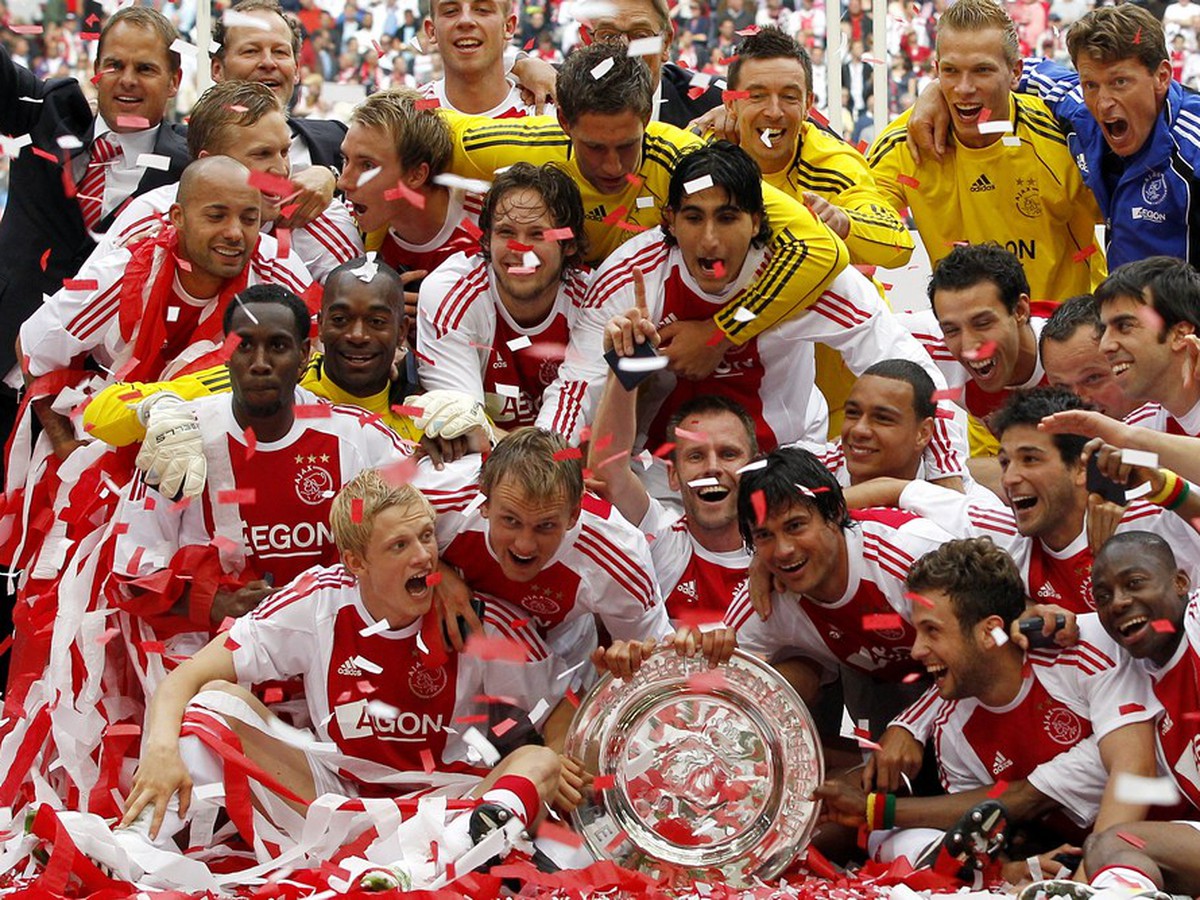 Hráči Ajaxu Amsterdam s trofejou oslavujúci ligový titul v minulej sezóne (15.5.)