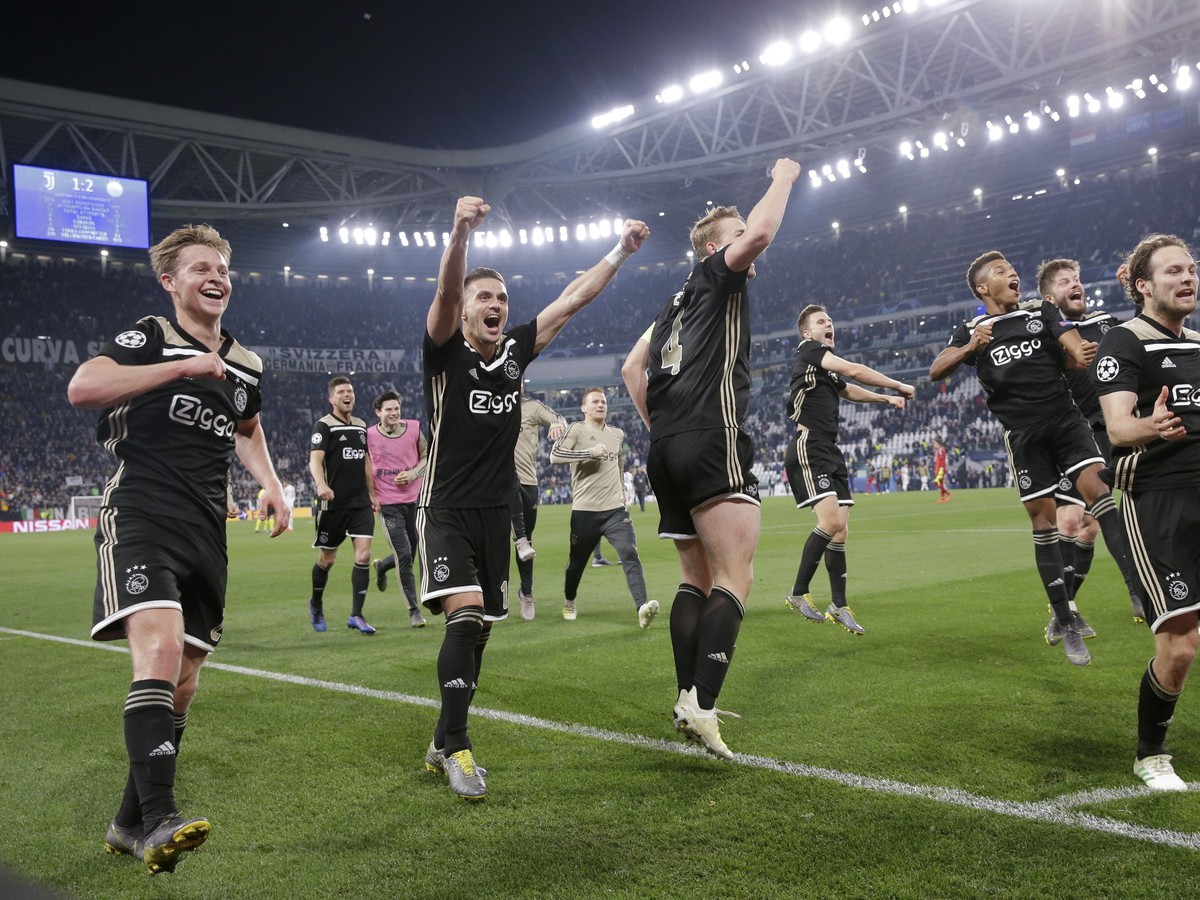 Hráči Ajaxu oslavujú postup