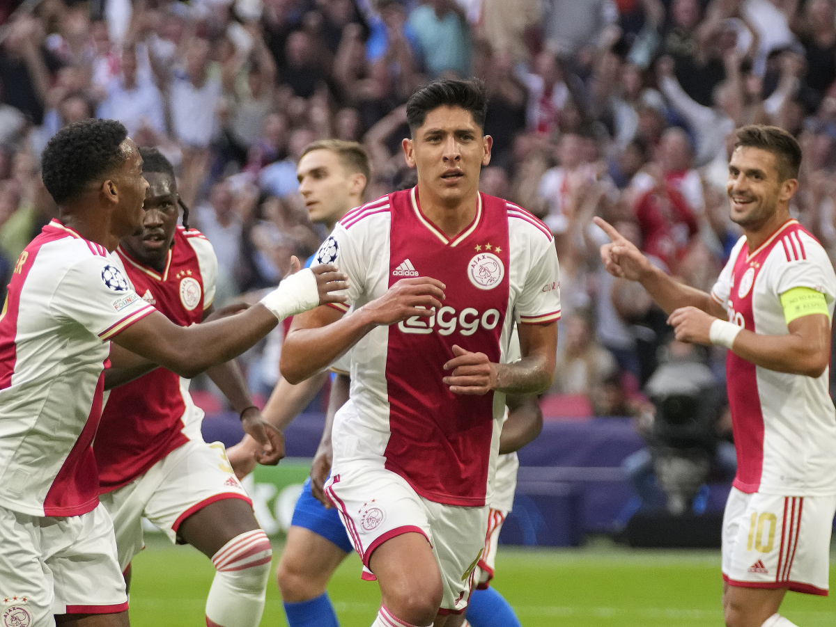 Hráč Ajaxu Edson Alvarez oslavuje svoj úvodný gól 