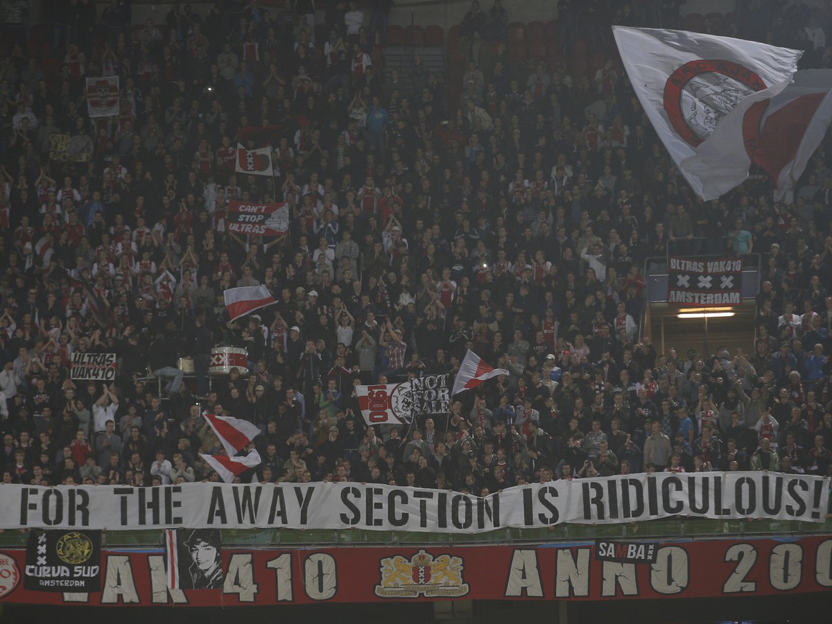Transparent fanúšikov Ajaxu pre vedenie Manchestru City: 80 eur za vstupenku do hosťujúceho sektoru je absurdných