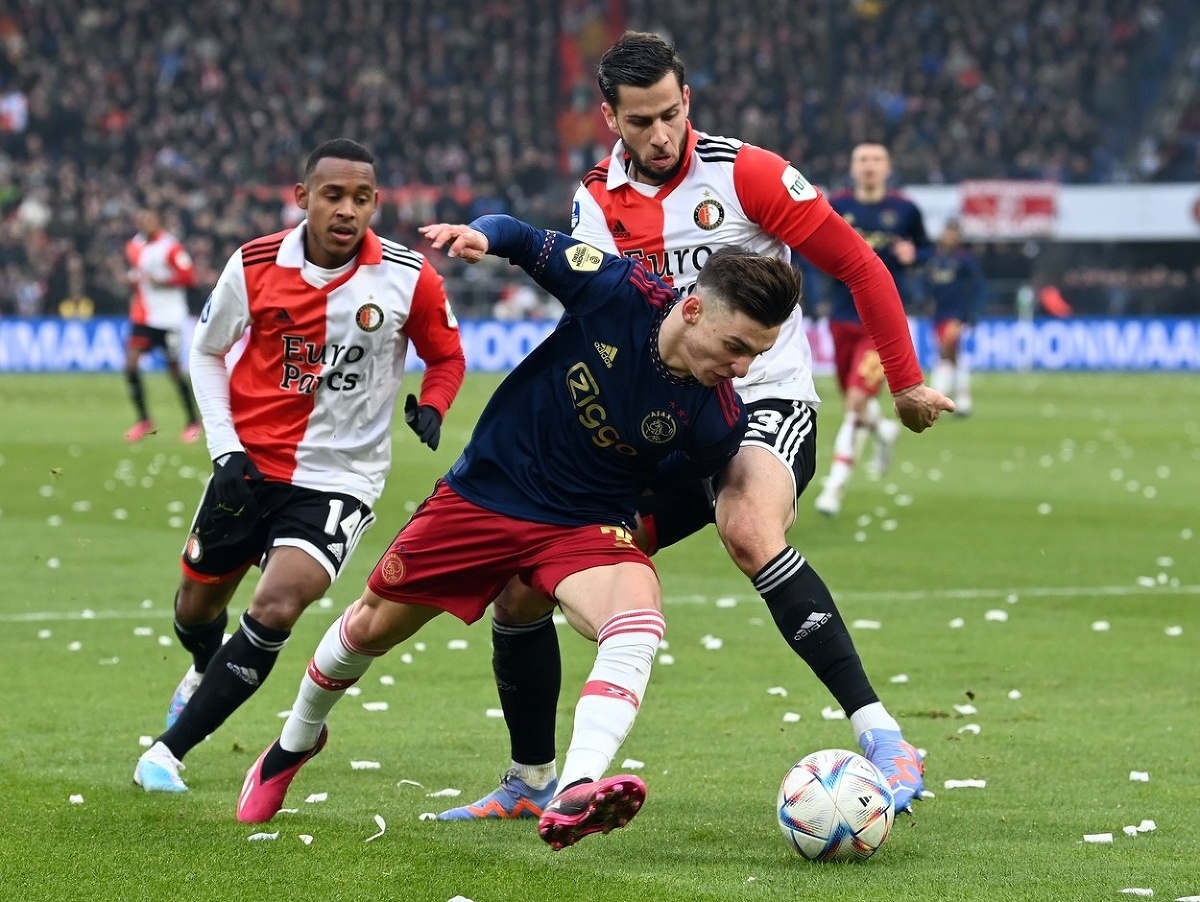 Obranca Feyenoordu Dávid Hancko sa snaží zastaviť Francisca Conceicaa z Ajaxu