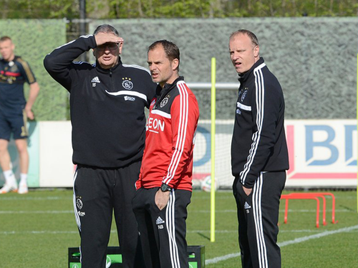 Dennis Bergkamp (vpravo) na tréningu Ajaxu Amsterdam