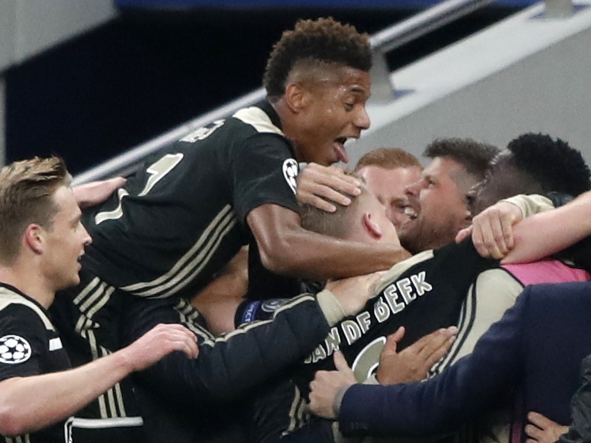 Hráči Ajaxu oslavujú úvodný gól Donny van de Beeka