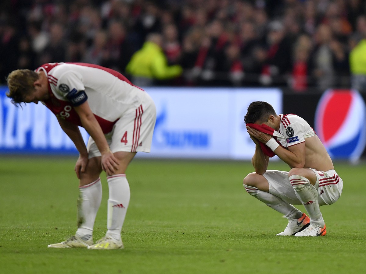Sklamaní hráči Ajaxu Amsterdam po šokujúcom vyradení