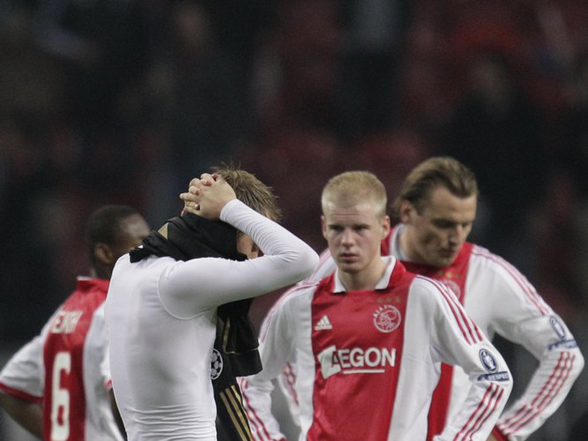 Futbalisti Ajaxu Amsterdam po prehratom domácom súboji Ligy majstrov so španielskym Realom Madrid (7.12.)