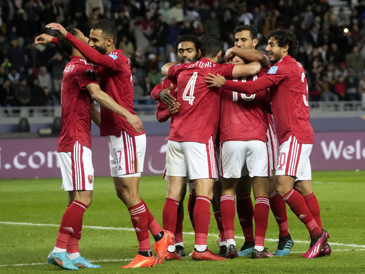 hráči Al Ahly oslavujú gól