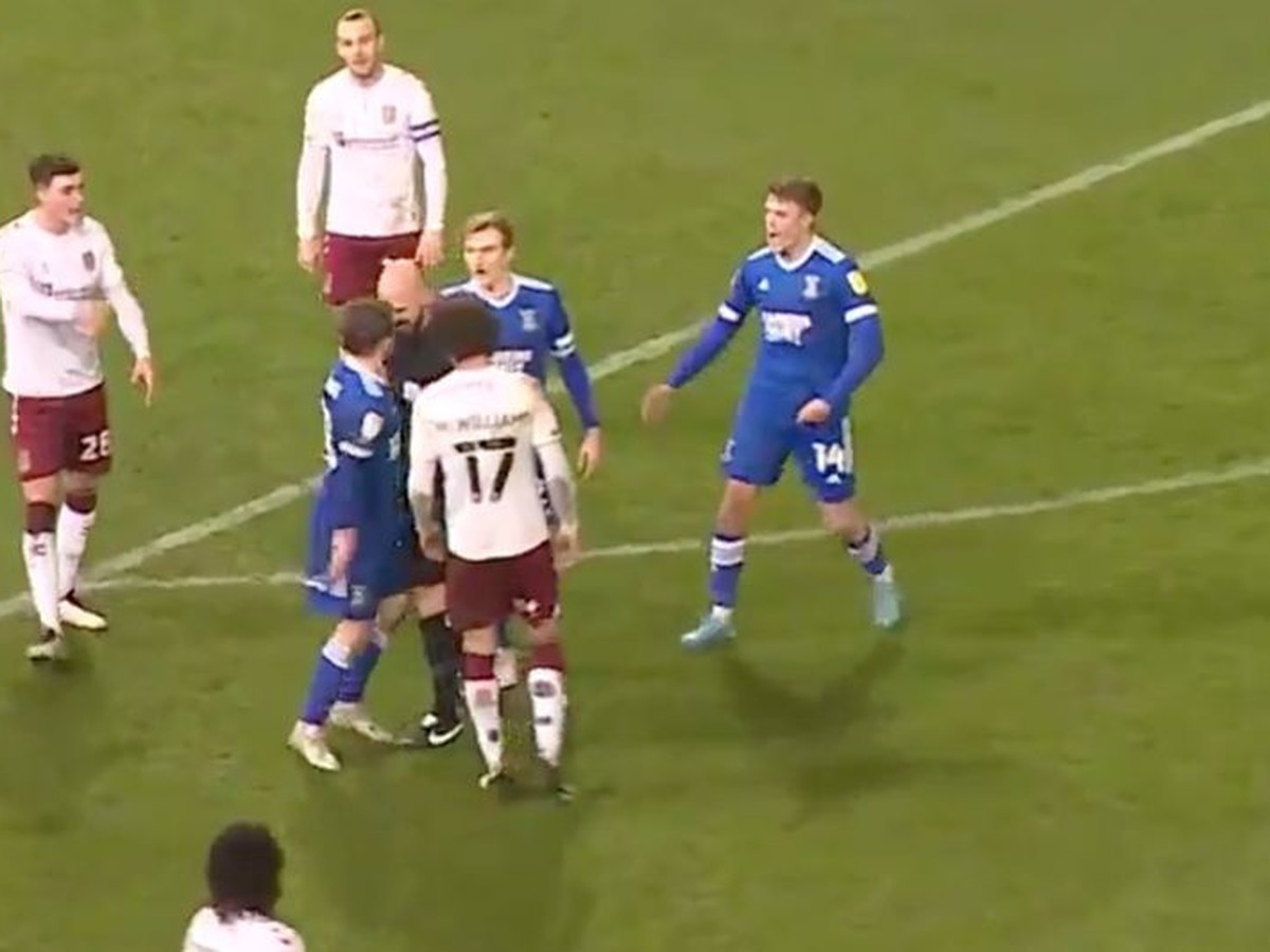 Konflikt medzi rozhodcom Darrenom Drysdaleom a Alanom Judgeom v zápase Ipswichu proti Northamptonu