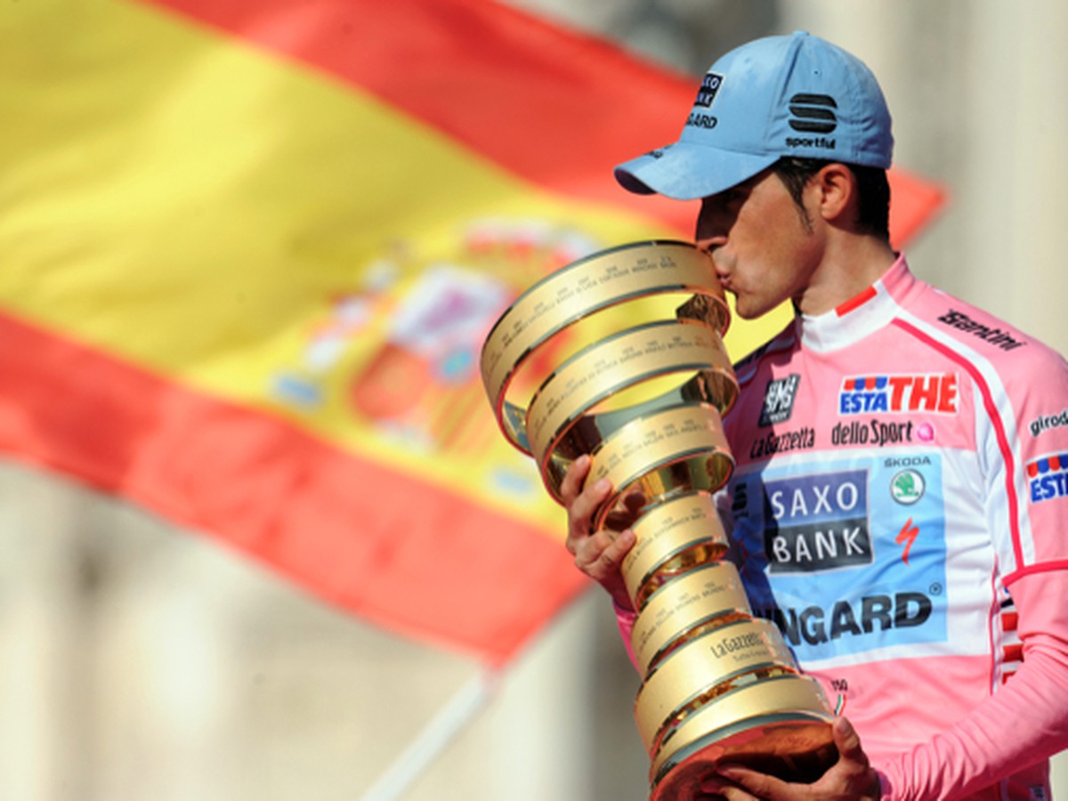 Alberto Contador s trofejou pre víťaza Giro d'Italia