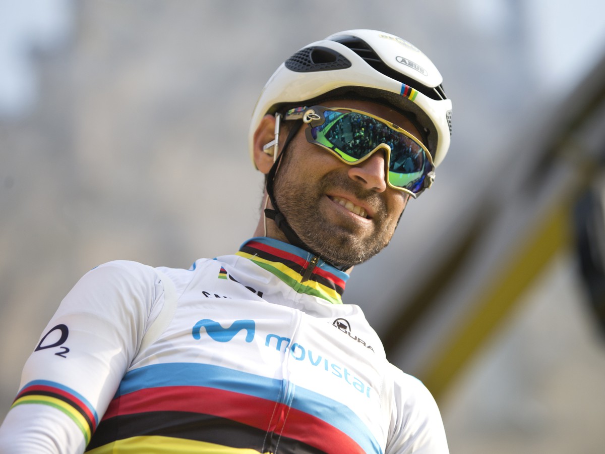 Na snímke španielsky cyklista v dúhovom drese majstra sveta Alejandro Valverde
