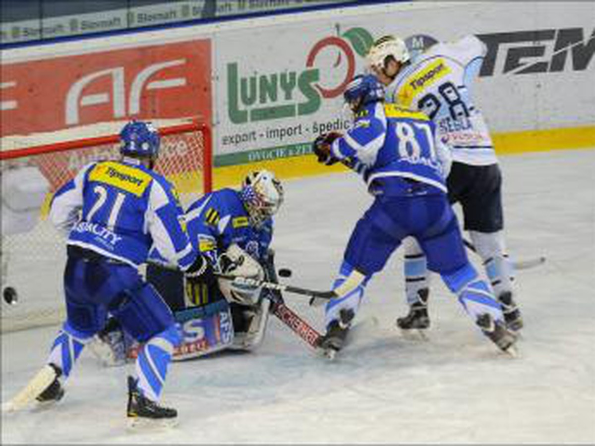 Popradský brankár Alex Westlund zasahuje