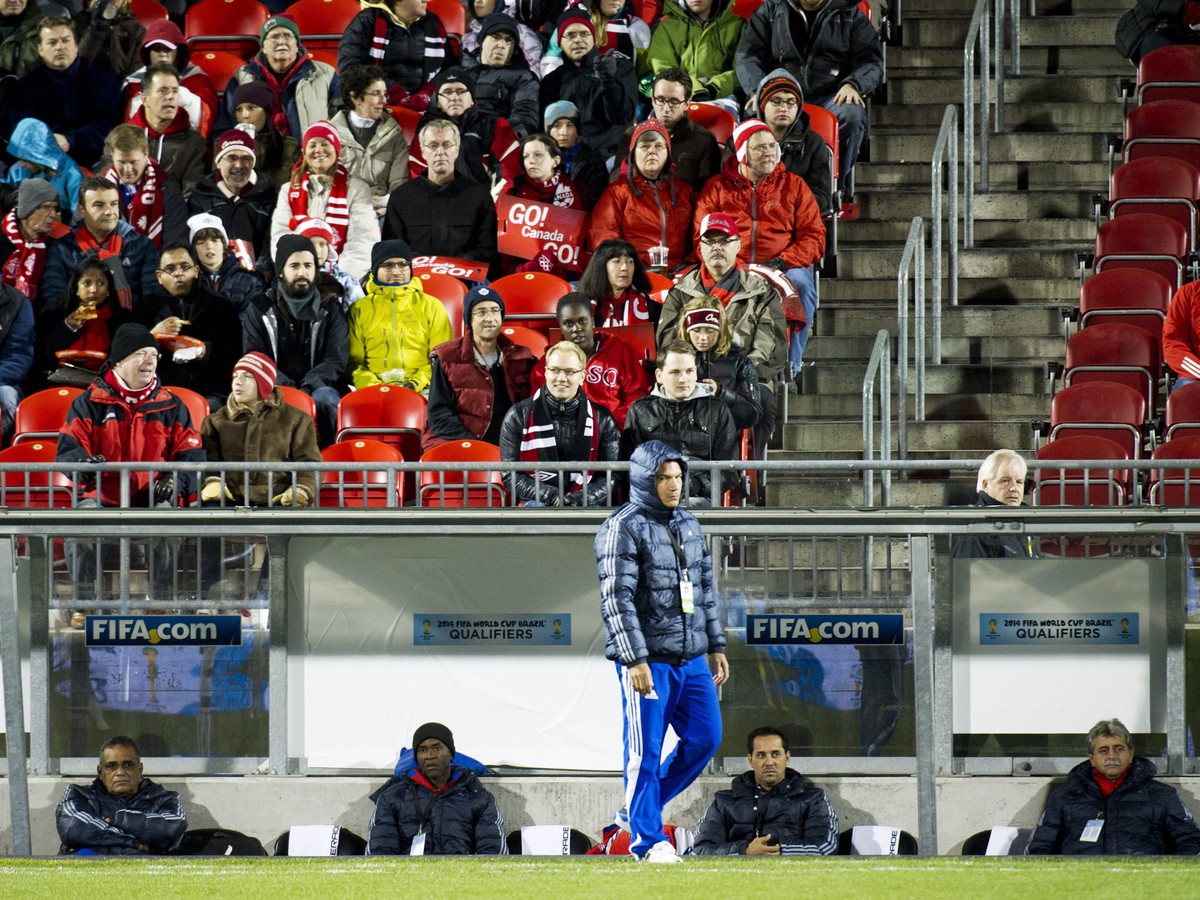 Alexander Gonzalez a v pozadí lavička Kuby bez jediného náhradníka