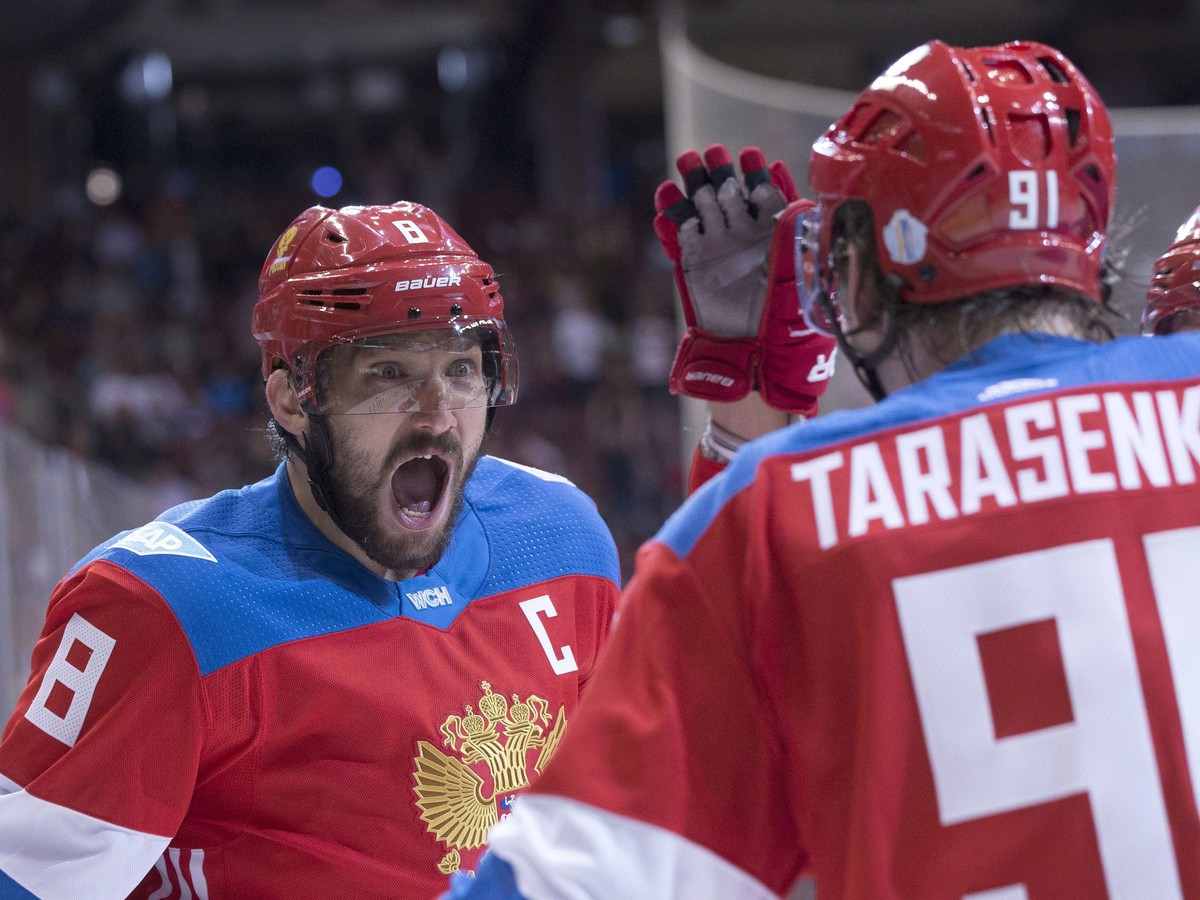 Tarasenko a Ovečkin oslavujú gól Ruska