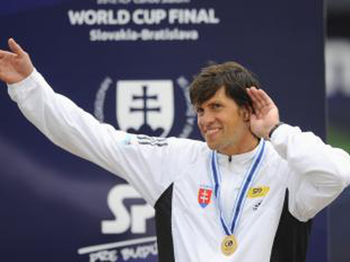 Alexander Slafkovský sa raduje zo zlatej medaily