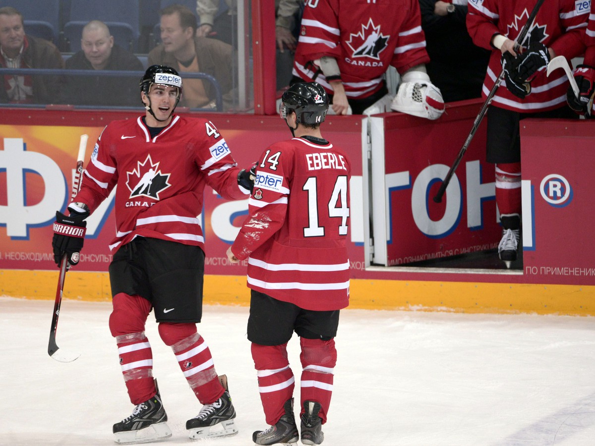 Alexandre Burrows a Jordan Eberle sa tešia z gólu